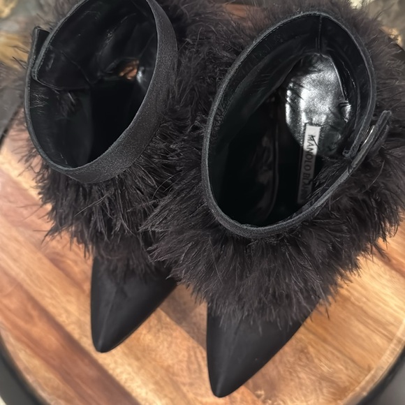 Manolo Blahnik feather-trimmed satin booties - Picture 5 of 9